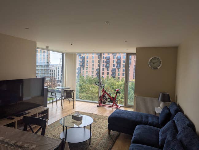 Large  Cozy  Room  with  a  Lake  View Main Photo