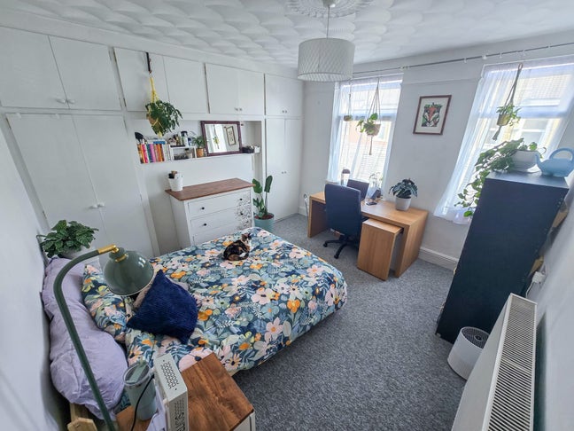 1bed room in two bed house available  Main Photo