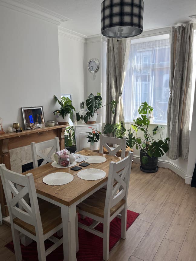 1bed room in two bed house available  Main Photo