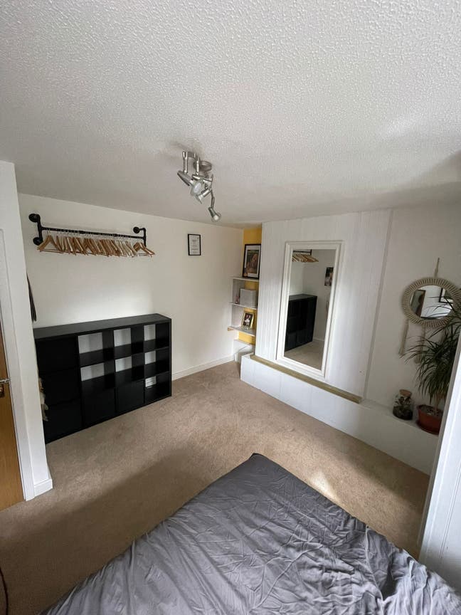 Double en-suite room, parking, bills included. Main Photo