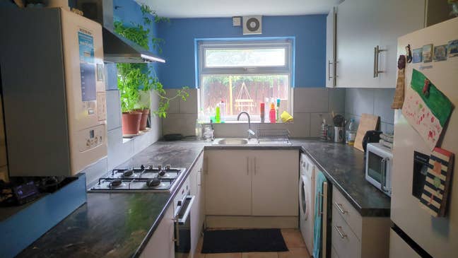 Very spacious room available in 2-Bed House Main Photo