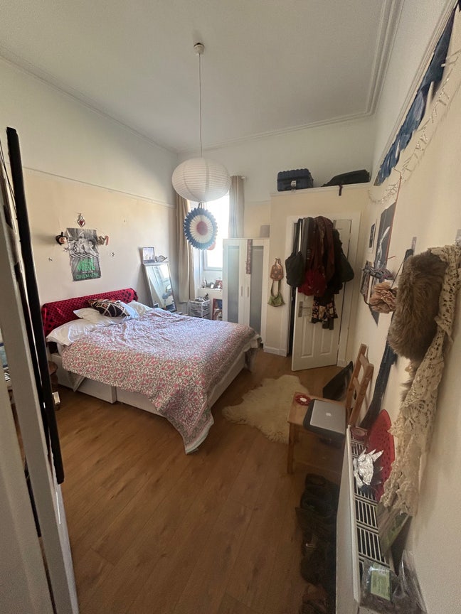 Looking for a 4th flatmate !  Main Photo