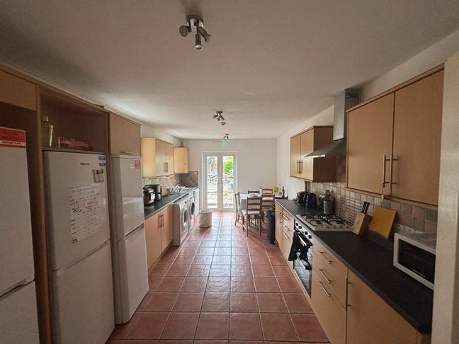 Room for rent in sheperds bush  Main Photo