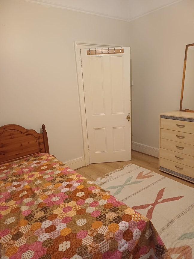 Small Single  Room for Females Only Main Photo