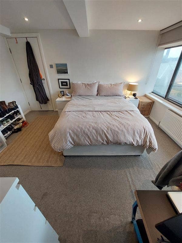 Bright Double Room in Zone 1 (10th November)  Main Photo