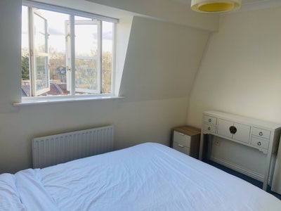 Refurbished 1-bed with London at your fingertips Main Photo