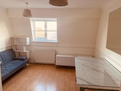 Refurbished 1-bed with London at your fingertips Main Photo
