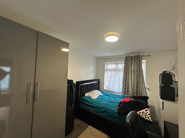 1 Big Room with Double Bed Available in Feltham  Main Photo