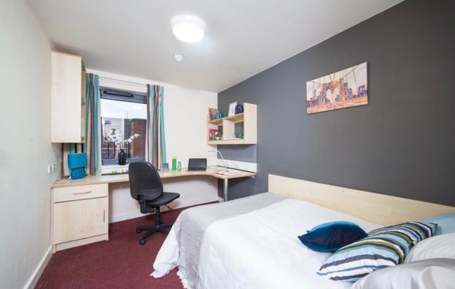 Bills Included double En-suite Room in S3 Main Photo