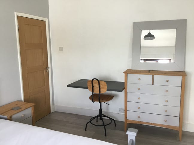 Contemporary Double and Single  Rooms   Main Photo