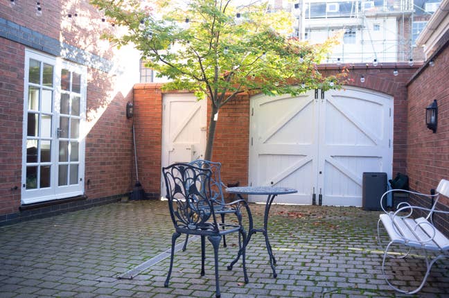 Furnished double room, prime location  Main Photo