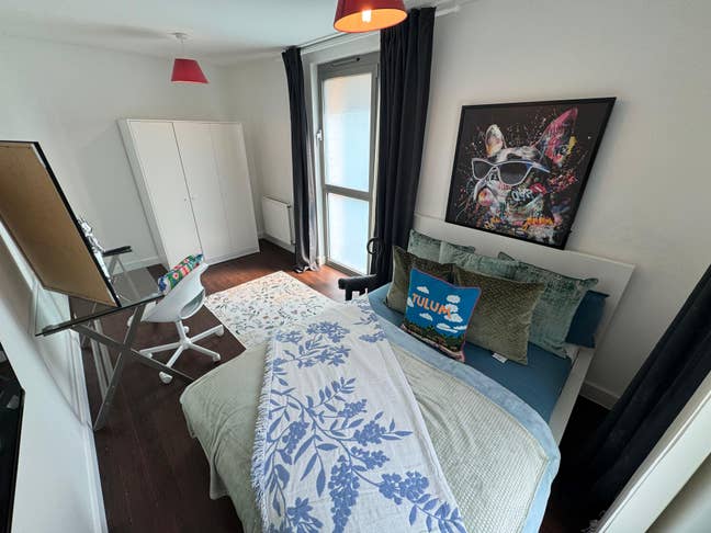 🛏️ Spacious ground floor room in riverside home Main Photo