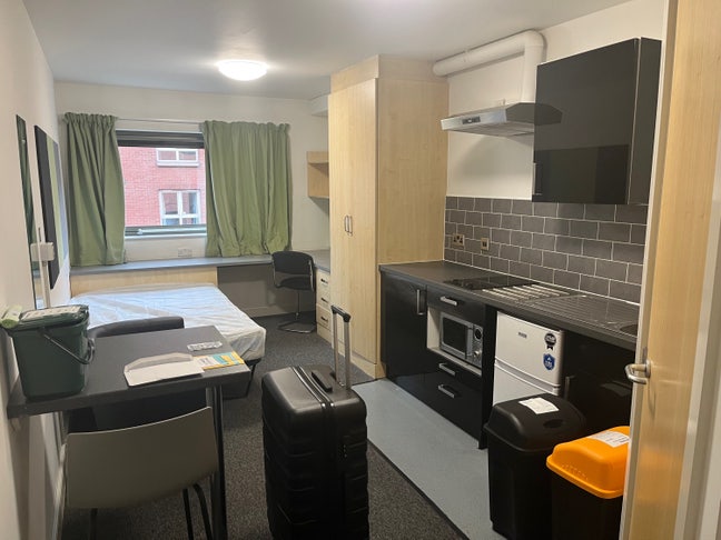 Studio flat on UoM/MMU campus (Bills included) Main Photo
