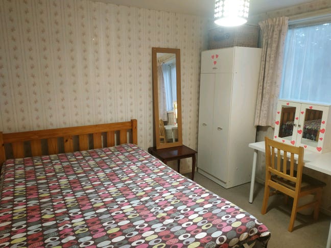 Bright room near Bournemouth train station Main Photo