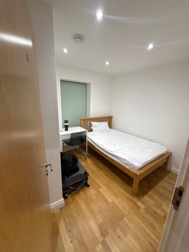 New room furnished in city center  Main Photo