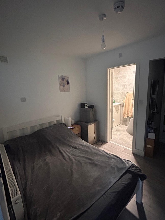 Double room en-suite in friendly house  Main Photo