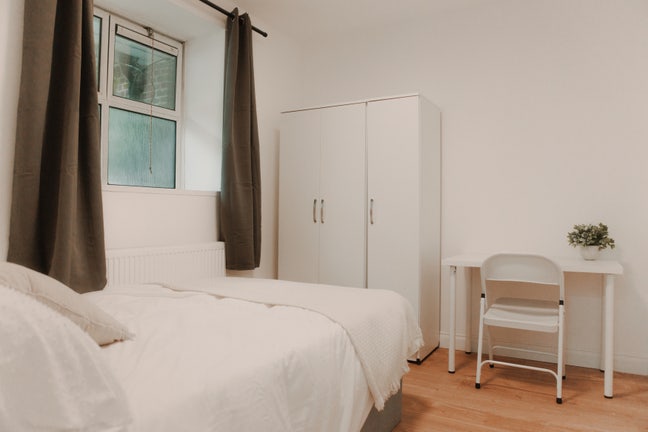 Double room In A New Flat Next To Westfied  Main Photo
