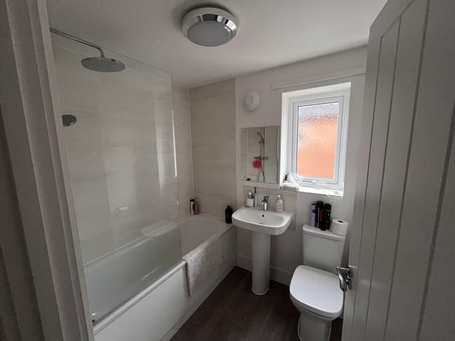 Double Room Available in Modern Home Main Photo