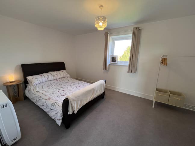 Double Room Available Mon-Fri  in Modern Home Main Photo