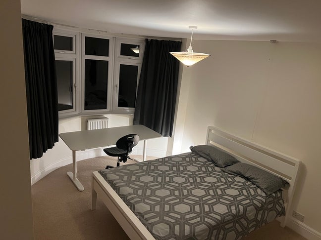 Big bright bay windowed king size room, quiet road Main Photo