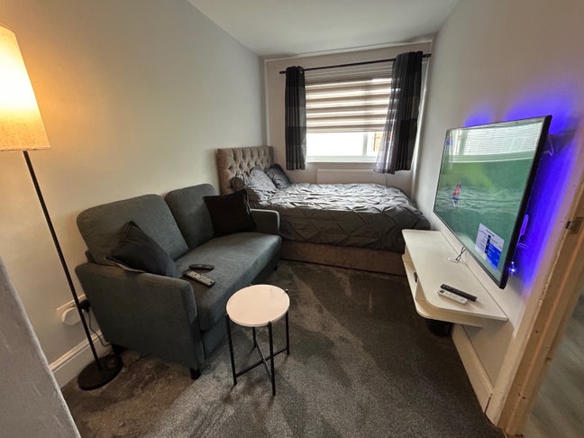 Private room + shower, bills included Main Photo