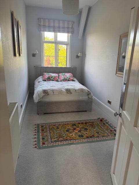 Double room in beautiful West Berkshire village Main Photo