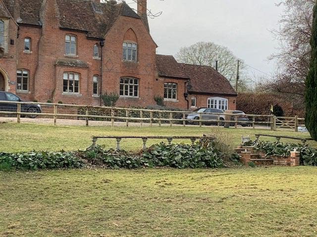 Double room in beautiful West Berkshire village Main Photo