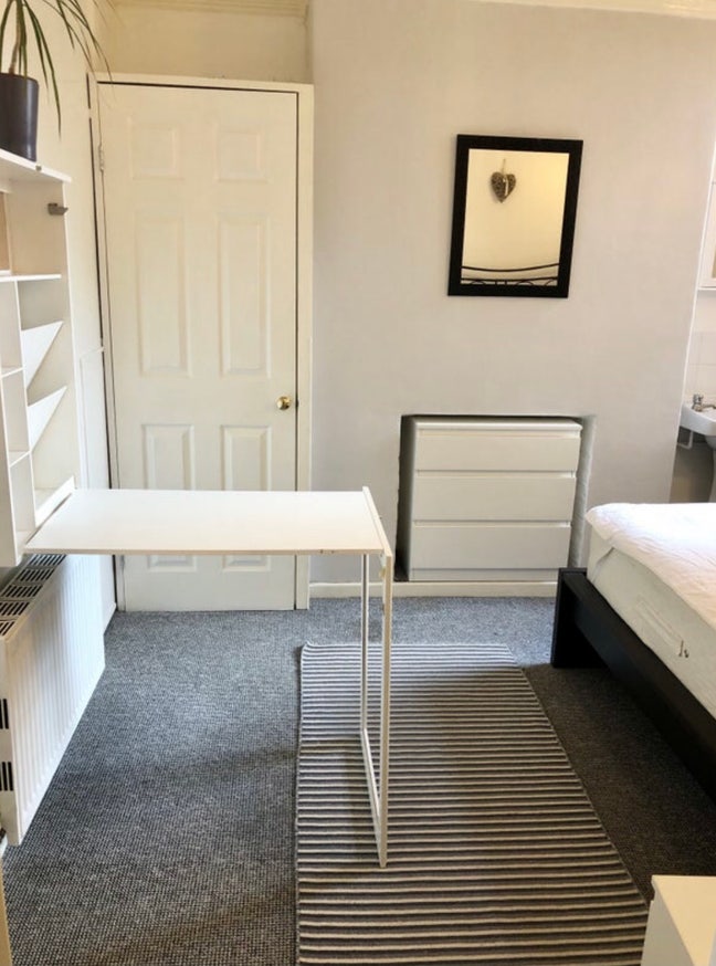 2 Large double bedrooms by hospital and town  Main Photo