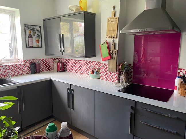Lovely double room in house by train station Main Photo