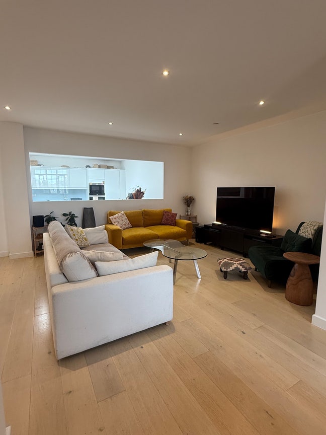 Spacious & Modern 2-bed apartment  Main Photo