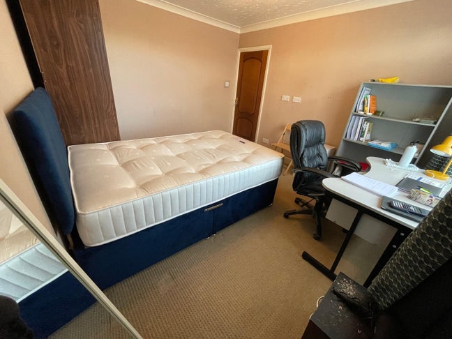 Double Room @ Crawley Green Road Main Photo