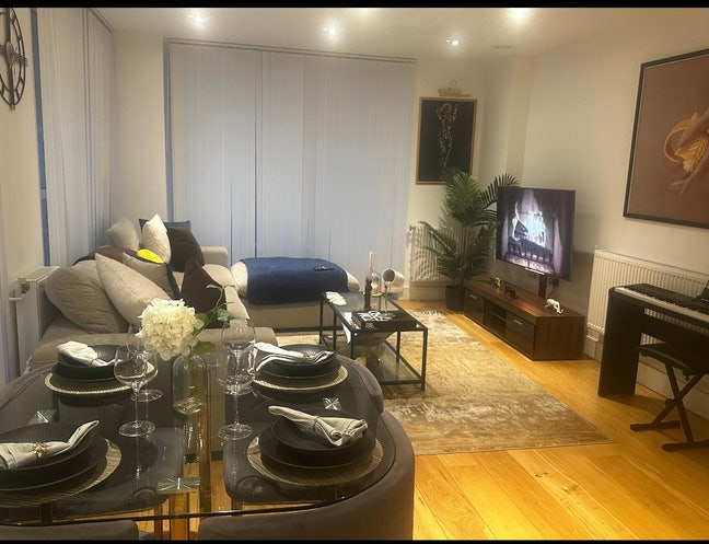 1 bedroom in stunning modern flat, ensuite Main Photo