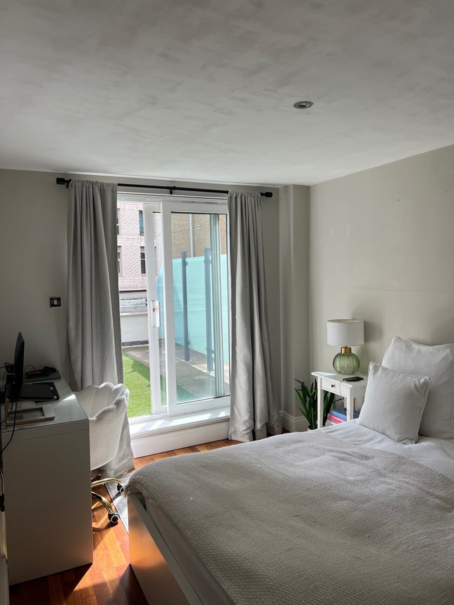 Double ensuite bedroom  Main Photo