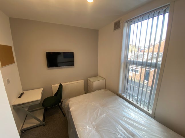 Newly Renovated! * Hyde Park * All Bills Included! Main Photo