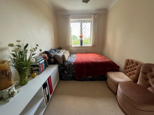 Spacious Double Room - Great Transport Links Main Photo