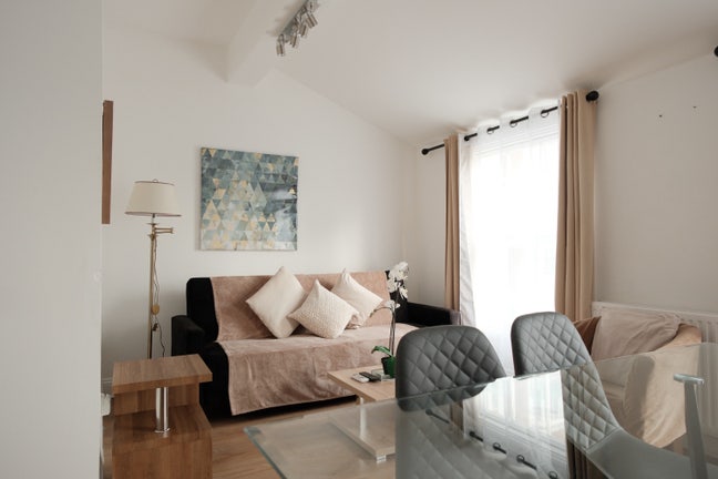 Bright and cozy 3 bed 2 bath flat in Baker Street Main Photo