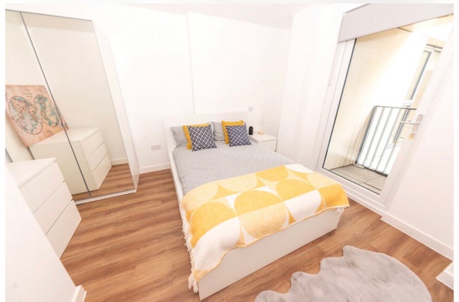 Spacious 1Bed Flat with balcony Main Photo