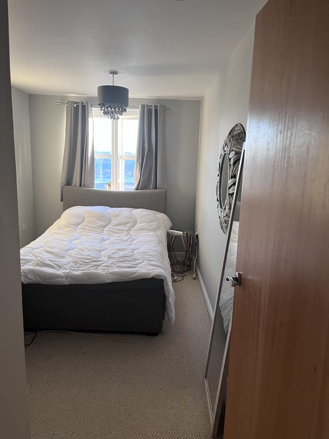 Bright sunny room, easy access to London Main Photo