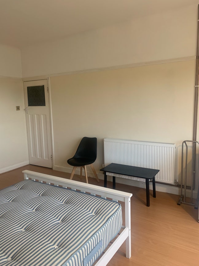 Room Available to rent Main Photo