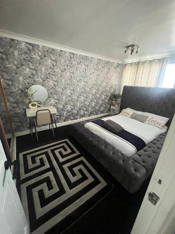Professional Double & Single Rooms Bills Inc  Main Photo