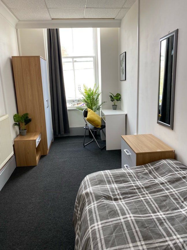 Single Room to let in Rugeley Town Centre Main Photo