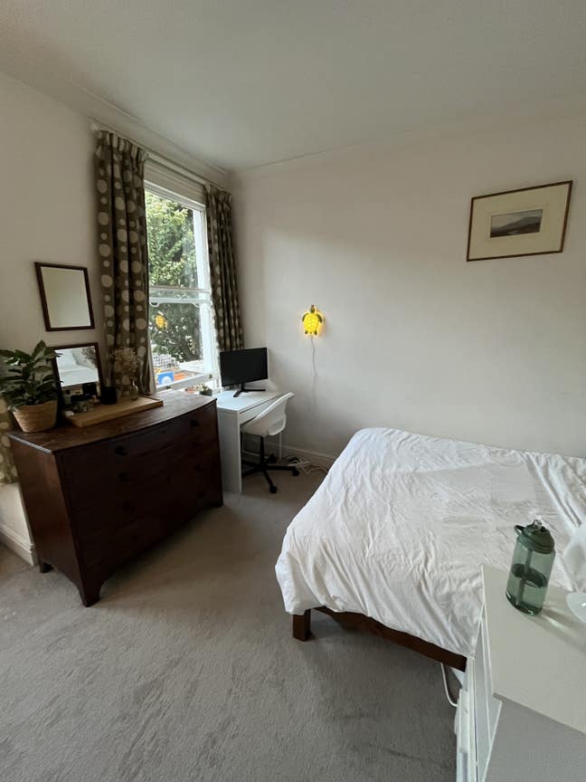 Double room available in sunny Hammersmith flat Main Photo