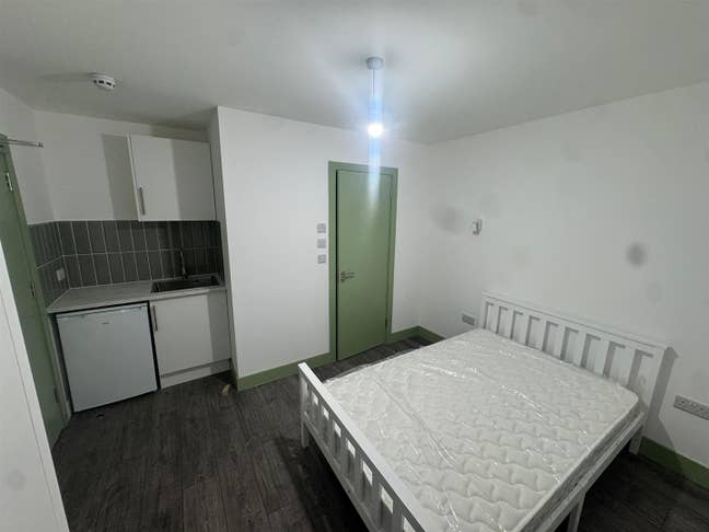 Newly Decorated Open Plan Studio - North Circular Main Photo