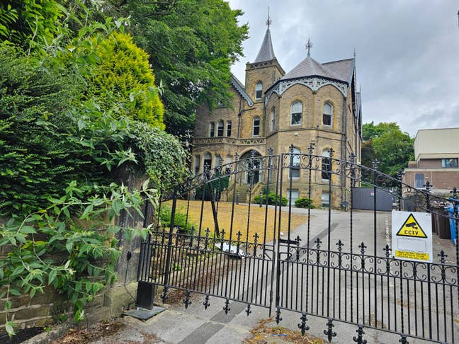 Serviced Apartment & Parking near Hallam Hospital Main Photo