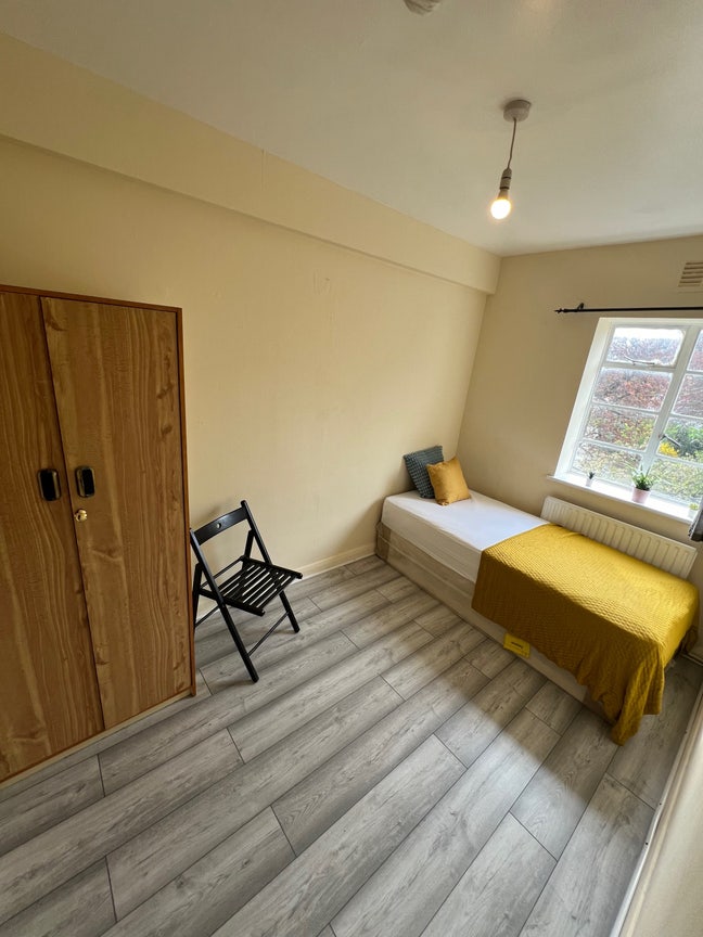 Zone 2- Spacious Single Room 5 Min Walk to Station Main Photo