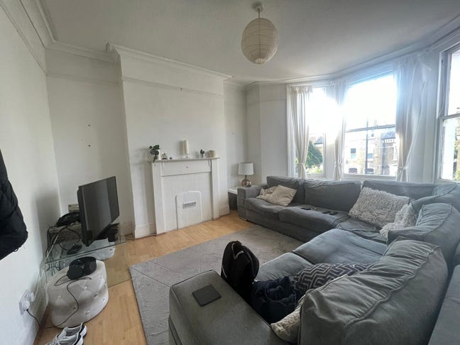 Bright 2 Bedroom Flat!  Main Photo