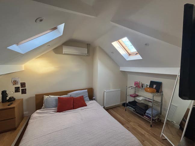 Spacious Ensuite Attic Room - Great Location  Main Photo