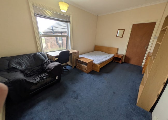 Large bright double room -Bills incl- Available Main Photo