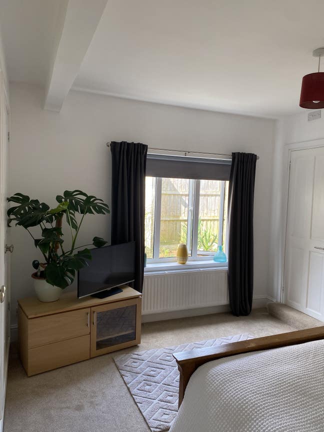 Newly decorated  double room in family home Main Photo