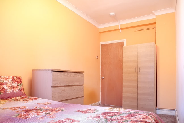 "Spacious Private Room Available – Great Location Main Photo